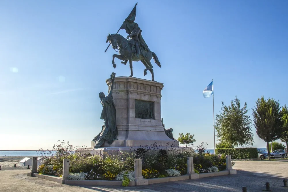 statue-of-saint-martin-in-boulogne-sur-mer-france-0053
